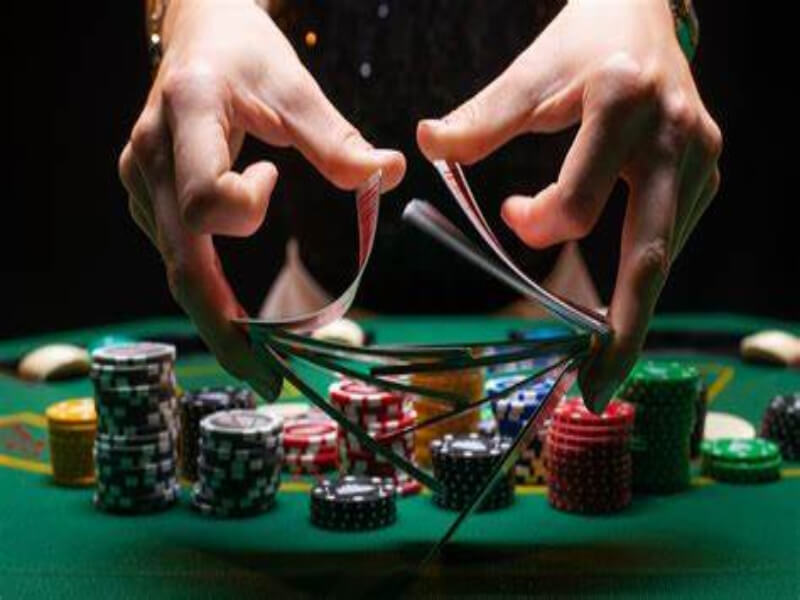 Phổ biến luật chia bài và rút bài baccarat